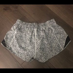 🍋 Lululemon Hotty Hot Short Sz. 8 — 2.5”